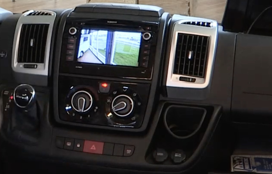 camper radio met camera en navigatie in een