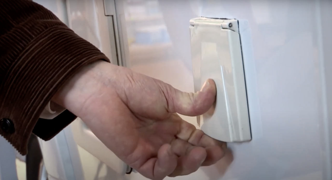 Openen stroomklepje van camper