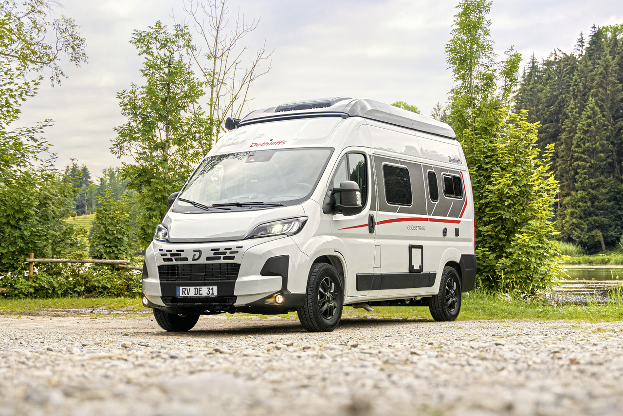 Dethleffs camperbus op een rustige kampeerplek in de natuur