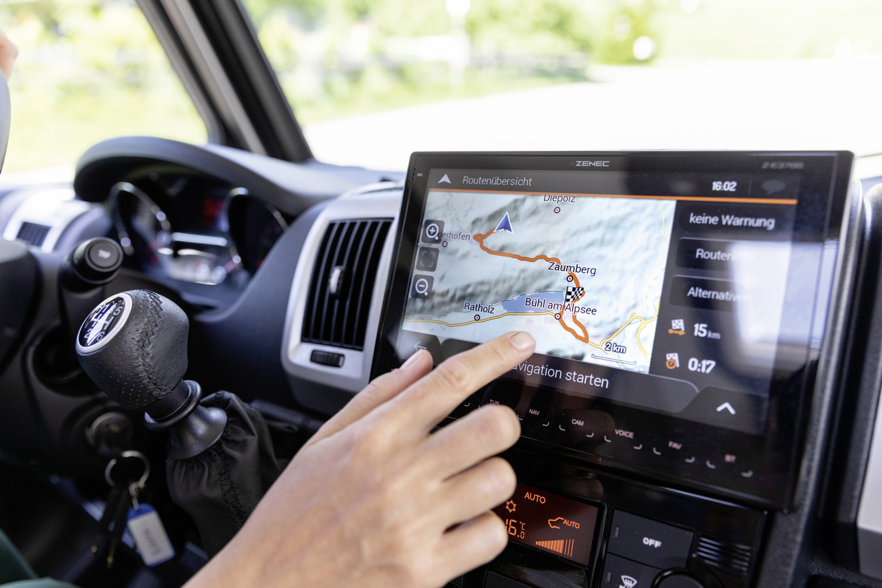 Bediening van het navigatiesysteem in een Dethleffs camper
