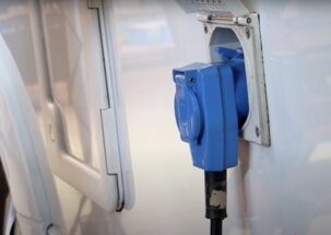 Aansluiting stroomkabel aan de camper