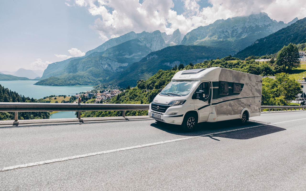 Reizigers onderweg met een huur camper