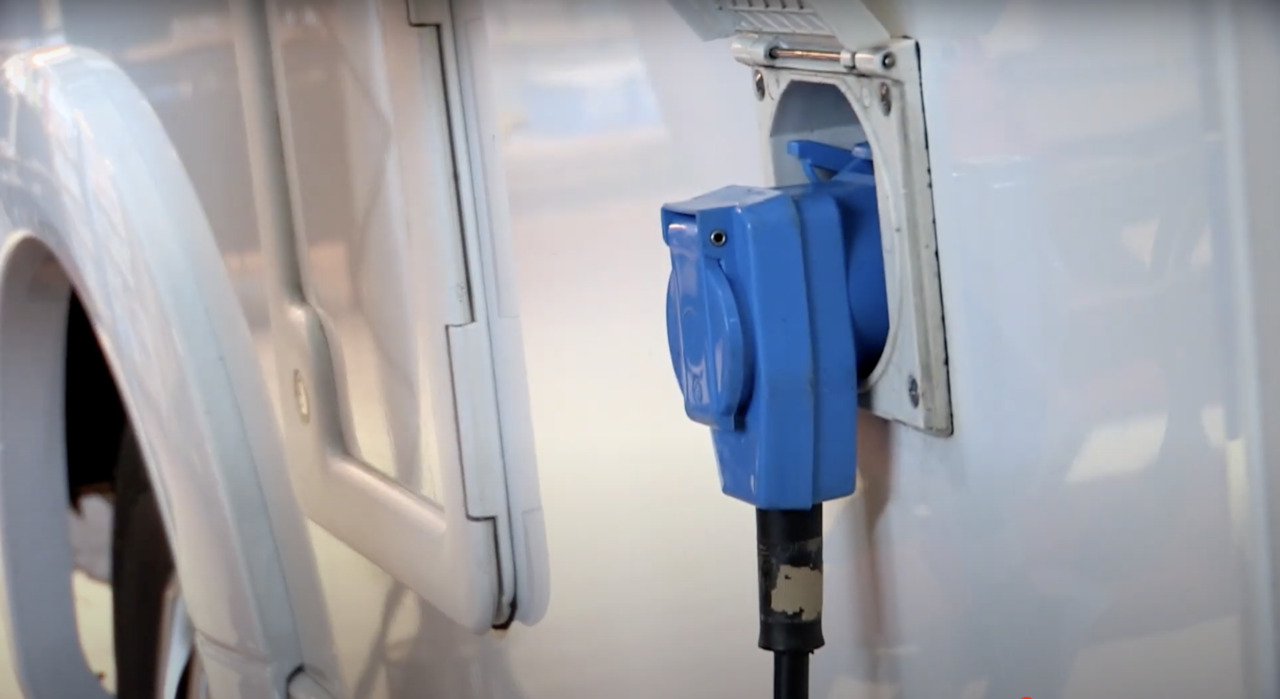 stekker aansluiting in de camper